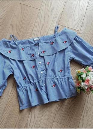 Укороченная блуза с открытыми плечами