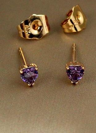 Серьги гвоздики xuping jewelry сердечки с фиолетовыми камешками 4 мм золотистые love-shopping