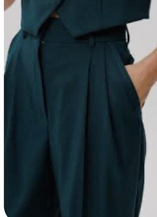 Неймовірні штани із складками смарагдового кольору