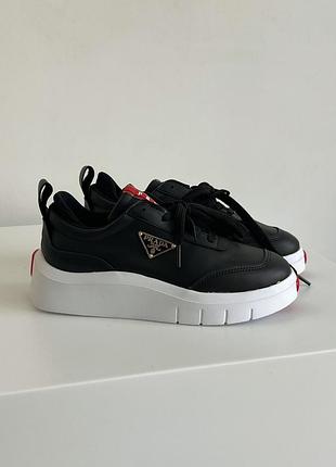 Pravda white/black