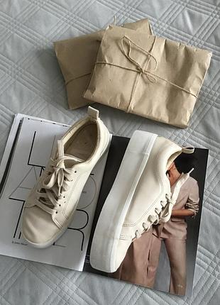 Стильные кожаные слипоны zara в размере 38 в молочном цвете