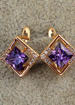 Серьги xuping jewelry ромбик с фиолетовым камнем 1,4 см золотистые