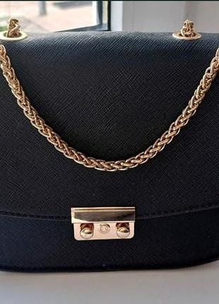 Элегантная сумочка-кроссбоди с золотыми деталями в стиле furla