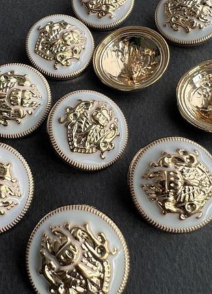 Пуговица костюмная герб белая емаль на ножке золотая 25мм металл