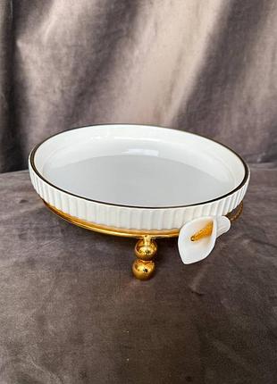 Тарелка сервировочная yiwu lb-1570bh фарфоровая на металлической подставке 20.5 см белый с золотым