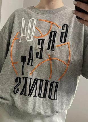🏀 сірий світшот cropp з баскетбольним принтом