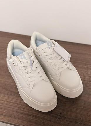 Кросівки жіночі bershka