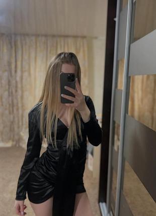 Шовкова сукня зі шлейфом чорна міні