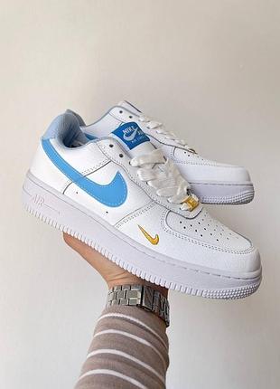 Білі шкіряні кросівки з блакитним nike air force 1 white blue