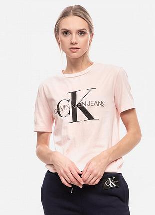 Женская футболка calvin klein beans, размер s, цвет свет розовый, состояние идеальное.