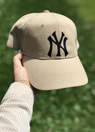 Кепка/басболка бежевого кольору зі знаком "new york".