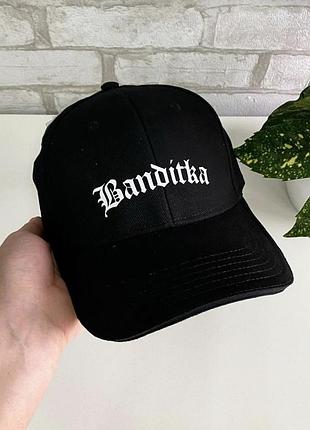 Чорна бейсболка з написом "banditka".