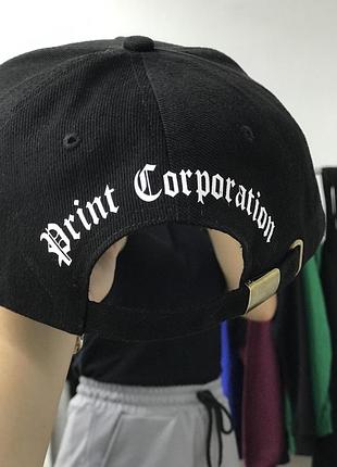 Чорна кепка/ бейсболка з принтом — "print corporation".