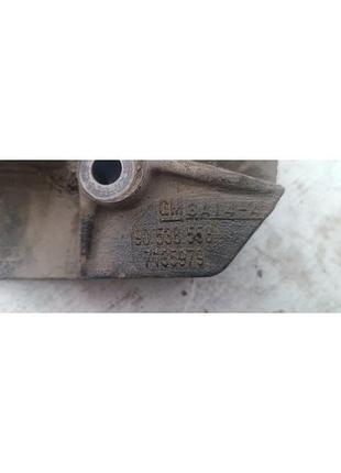 Кронштейн двигуна 90538558 opel zafira 2.0d