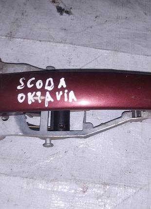 Ручка двери задняя правая 6j0837886 skoda