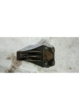 Кронштейн крепления двигателя левый 90496673 opel omega b 3.0