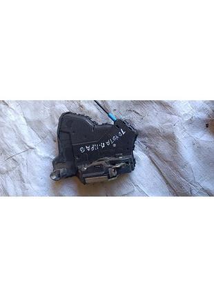 Замок двери передней правой toyota avensis adt271l-aweyw 08-15