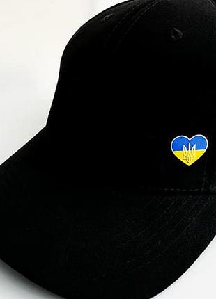 Значок на кнопке на бейсболке сердце украины с трезубцем