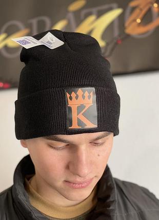 Чорна шапка — king з короною.