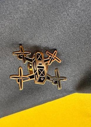 Значок дрон позолота