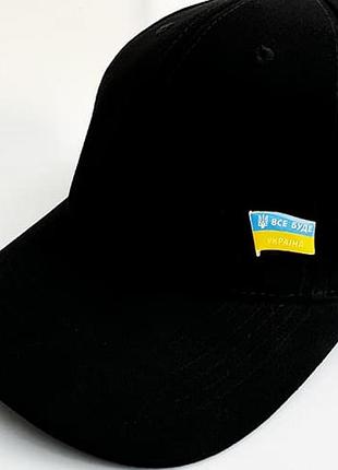 Значок на кнопке на бейсболке все будет украина