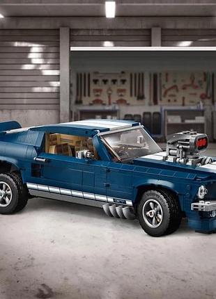 Большой синий гоночный автомобиль creator ford mustang gt