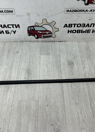 Уплотнительная резинка (молдинг) стекла двери переднего левого наружный peugeot 407 (04-11) oe:9334c7