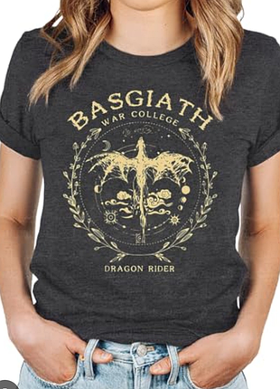 Ця футболка темно-сірого кольору з принтом "basgiath war college dragon rider"