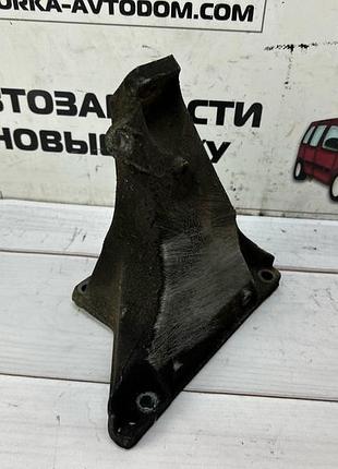 Кронштейн подушки двигуна правий vw passat b5, audi a4 (b5), a6 (c5) oe:8d0199308l