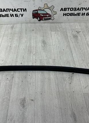 Уплотнительная резинка стекла (молдинг) наружный citroen berlingo, peugeot partner (2003-2008) oe:9310e5
