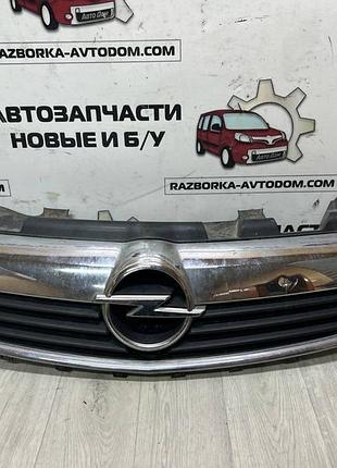 Решітка радіатора центральна opel zafira b (2005-2007) дорістайл oe: 13136139 дефект!!!