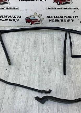 Уплотнительная резинка стекла двери задней левой skoda superb (02-08) oe:3u5845209d