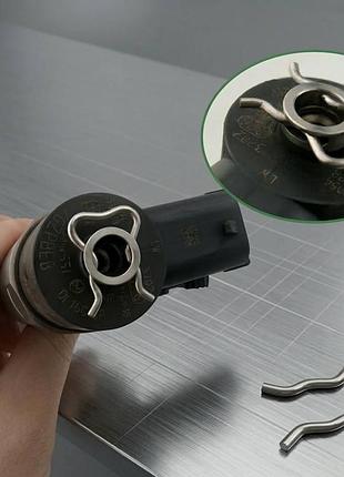 Фиксатор(скоба) шланга обратки форсунки bosch bmw e60 530d 3.0d oe f00vc22003