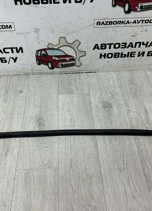 Уплотнительная резинка стекла двери передней правой (молдинг) peugeot 407 (04-11) oe:9334c6