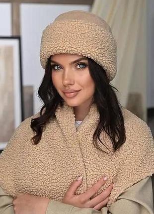 Бежевая шапка из мягкого экомеха teddy