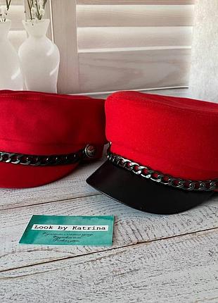 Стильное теплое кепи красного цвета