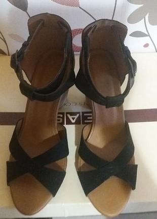 Босоніжки шкіра італія.