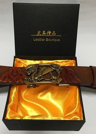 Мужской, кожаный, брендовый, с золотой пряжкой в форме "дракона".