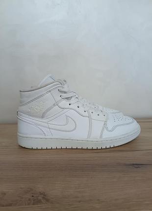 Кроссовки мужские jordan 1 mid white
размер 42.5 длина стельки 27 см
состояние очень красивое
кожаные