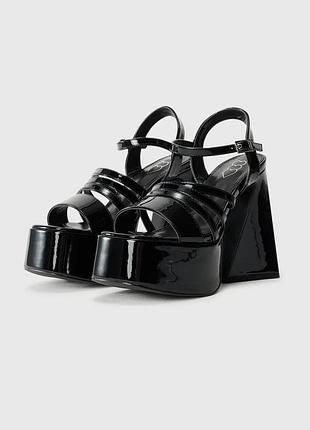 Босоніжки koi footwear dynasty all black platform strappy heels