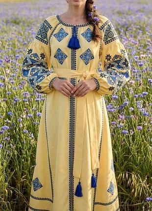 Жіноча вишита сукня