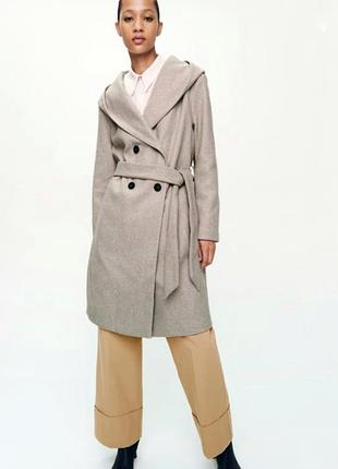 Распродажа бежевое женское пальто миди от zara с поясом и капюшоном