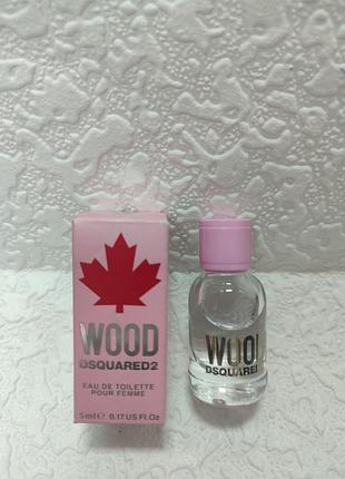 Мініатюрна версія жіночої туалетної води dsquared2 wood pour femme, що відноситься до квітково-деревних ароматів і була випущена у 2018 році 5мл