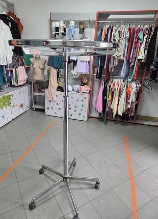 Круглая металлическая стойка для одежды