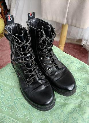 Ботинки черные на шнурках 38р . кожзам.