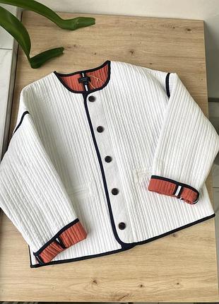 Трендова стьобана котонова біла куртка з коричневим на ґудзики хл/2хл