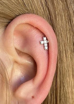Серебряная серьга для пирсинга хеликса с фианитами крестик. 40102шт