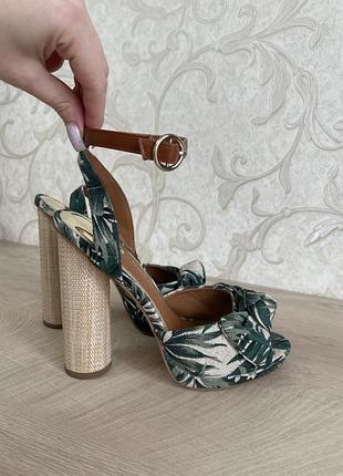 Босоніжки river island 39 розмір