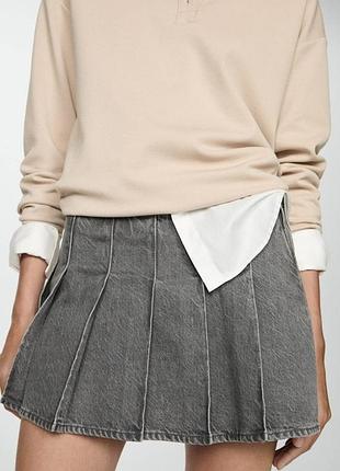 Серая джинсовая юбка мини в складку от mango