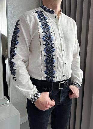 Мужская белая вышиванка в голубо-черных цветах. размеры s, m, l, xl, xxl